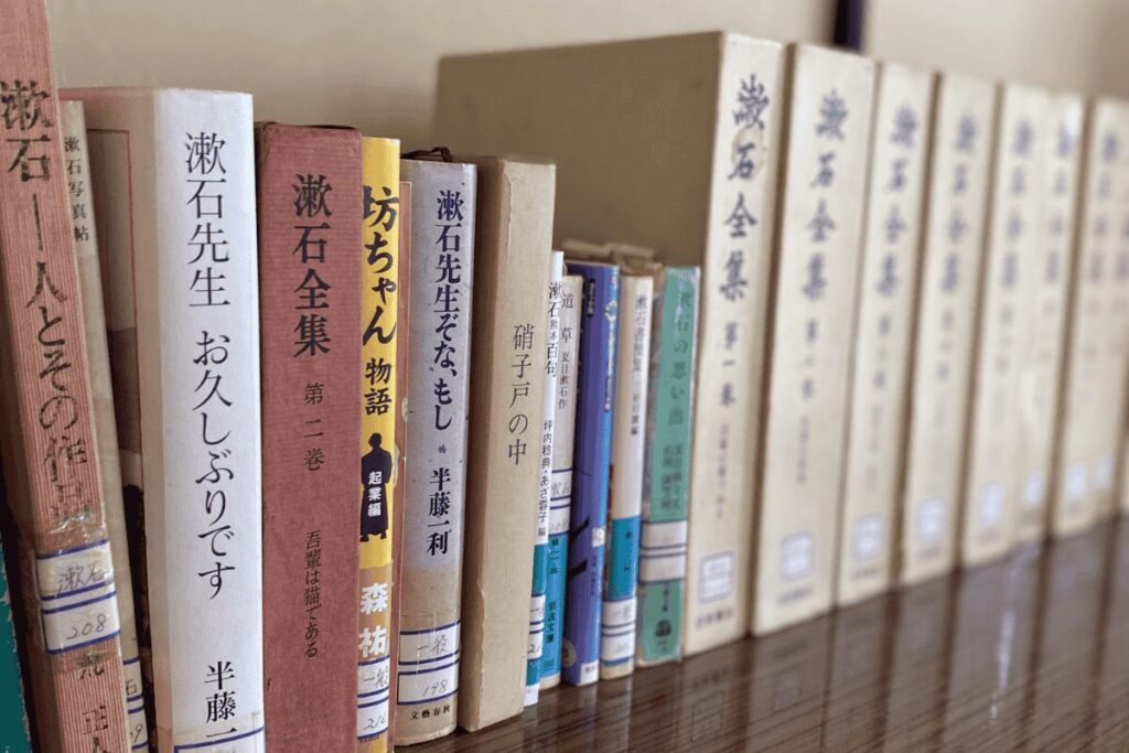 夏目漱石大江旧居に並ぶ夏目漱石の書籍
