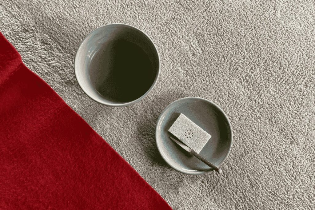 古今伝授の間でいただくお抹茶と加勢以多